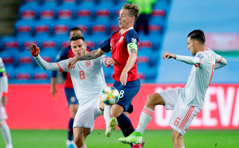 Norway's midfielder Stefan Johansen (C) vies for the ball with Spain's midfielder Saul Niguez (L) and Spain's midfielder Dani Ceballos during the Euro 2020 qualifying football match Norway v Spain in Oslo, Norway on October 12, 2019. Norway OUT
 / AFP / NTB Scanpix / Stian Lysberg Solum
