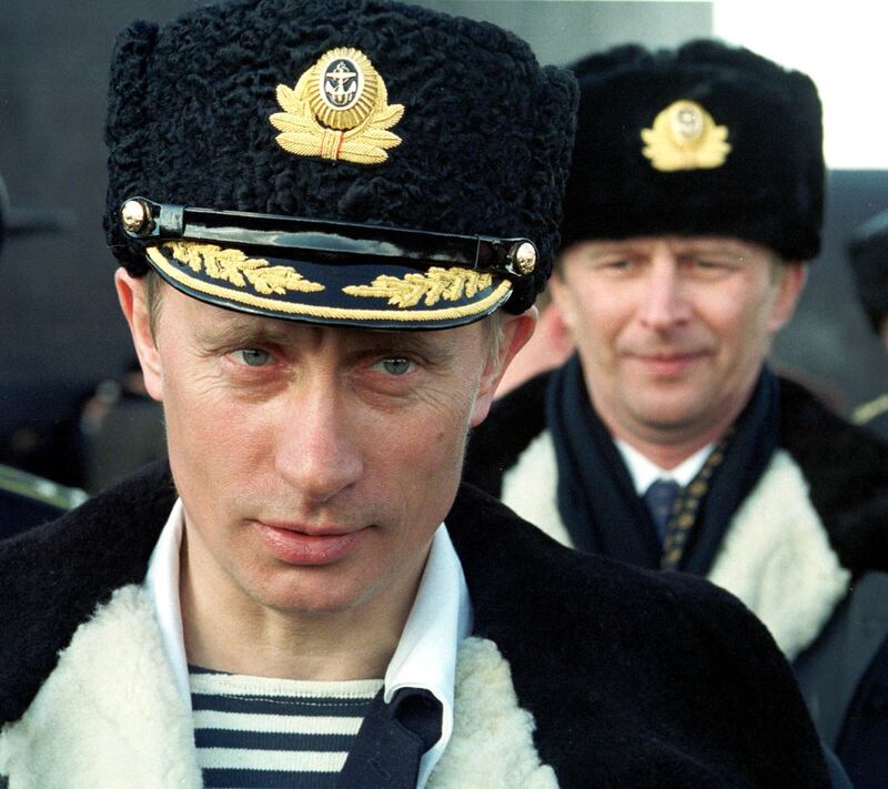 Putin watches the tactical exercises of the Northern Fleet in the Barentsevo Sea from the "Karelia" nuclear submarine on April 06, 2000. AFP