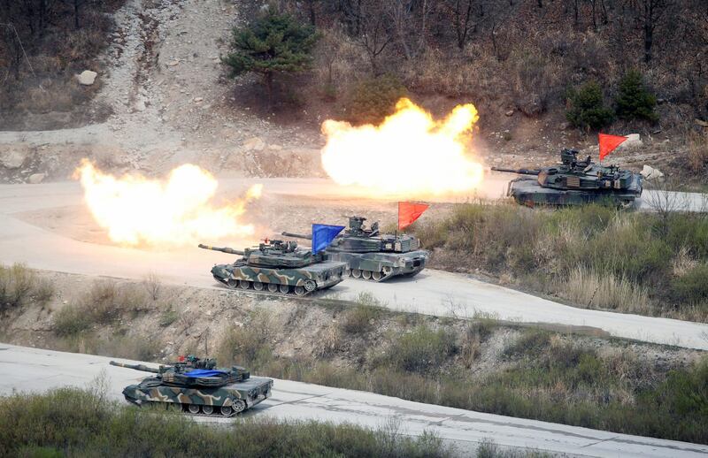 FILE PHOTO: South Korean Army K1A1 and U.S. Army M1A2 tanks fire live rounds during a U.S.-South Korea joint live-fire military exercise, at a training field, near the demilitarized zone, separating the two Koreas in Pocheon, South Korea April 21, 2017.   REUTERS/Kim Hong-Ji/File Photo