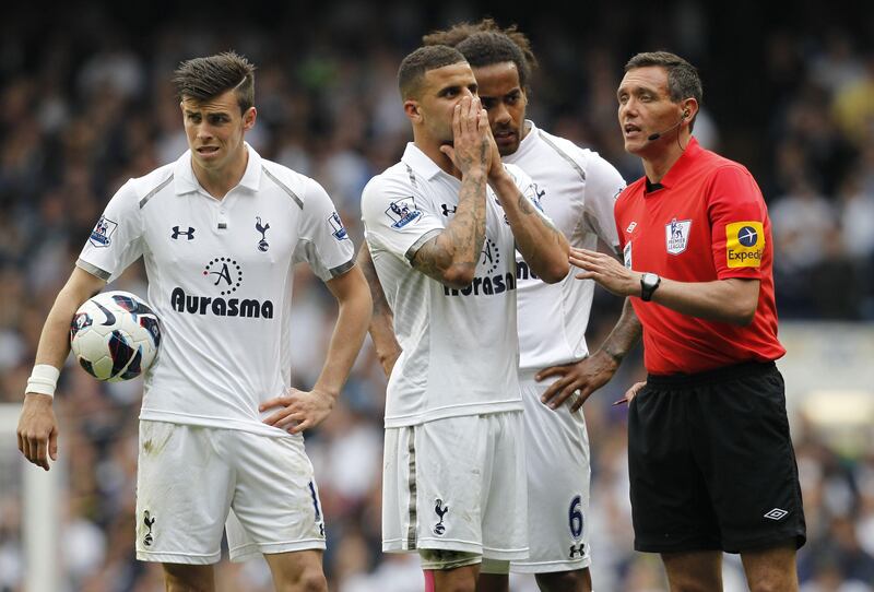 Referee Andre Marriner (R) talks to Tottenham Hotspur's English defender Kyle Walker (C) next to Tottenham Hotspur's Welsh midfielder Gareth Bale (L) and Tottenham Hotspur's English midfielder Tom Huddlestone (2R) during the English Premier League football match between Tottenham Hotspur and Sunderland at White Hart Lane in north London on May 19, 2013. Tottenham missed out on Champions League qualification to Arsenal despite Gareth Bale's 90th-minute winning goal.  AFP PHOTO / IAN KINGTON

RESTRICTED TO EDITORIAL USE. No use with unauthorized audio, video, data, fixture lists, club/league logos or “live” services. Online in-match use limited to 45 images, no video emulation. No use in betting, games or single club/league/player publications
 *** Local Caption ***  152982-01-08.jpg