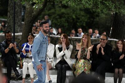 (From L) US actor Justin Theroux, US actress Jennifer Connelly, French actresse Lea Seydoux, US actress Emma Stone, Director and executive Vice President of Louis Vuitton Delphine Arnault, Iliad Group founder and vice-president Xavier Niel and French actress Isabelle Huppert applaud French designer Nicolas Ghesquiere during the Louis Vuitton Cruise 2019 collection fashion show at Maeght foundation in Saint-Paul-de-Vence, southeastern France, on May 28, 2018. / AFP / VALERY HACHE
