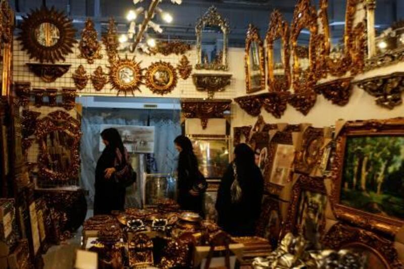 AJMAN, UNITED ARAB EMIRATES Ð April 12,2011: Decorative items displayed in one of the shop at the China Mall in Ajman. (Pawan Singh / The National) For News. Story by Afshan