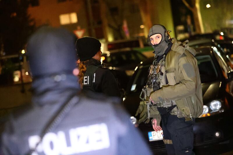 German special forces prepare to search an area after a shooting in Hanau near Frankfurt, Germany, February 20, 2020. REUTERS