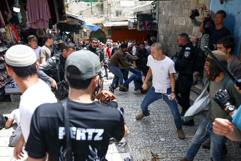 Israelis clash with Palestinians near Damascus gate to Jerusalem's Old city ahead of the annual flag march which marks Jerusalem Day, in Jerusalem May 18, 2023.  REUTERS / Ronen Zvulun