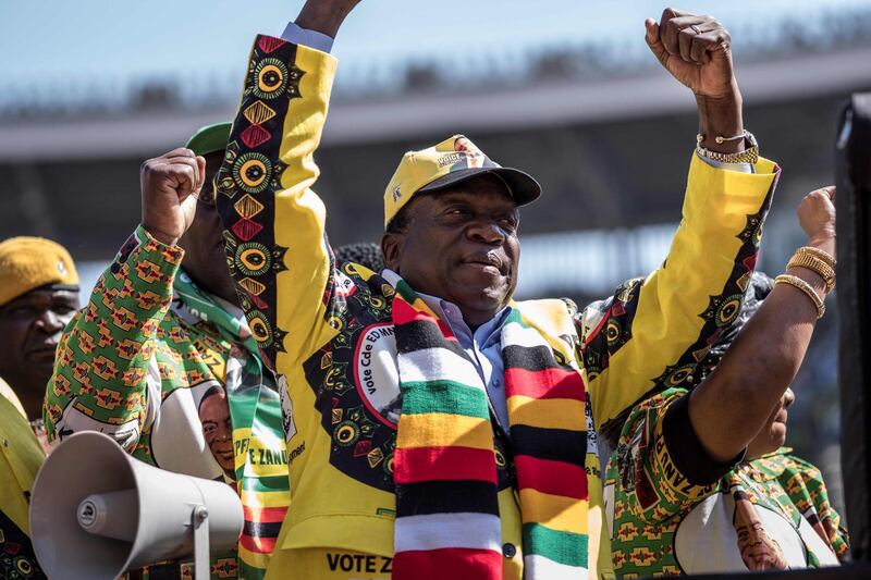 Zimbabwe's incumbent President and candidate Emmerson Mnangagwa (R) arrives for his closing presidential campaign rally in Harare, on July 28, 2018, two days ahead of the elections. / AFP / MARCO LONGARI

