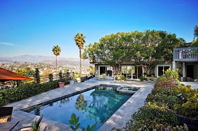 7. A private pool house with spa access in central Los Angeles also comes with breathtaking views.