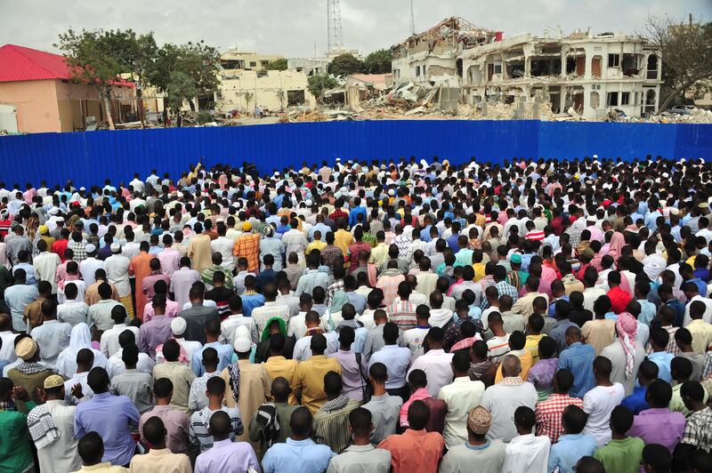 Somalis pray for victims on October 20, 2017 in Mogadishu on the scene of a massive truck bomb attack which killed at least 276 people and left 300 injured on October 14 in the deadliest ever attack to hit the conflict-torn nation. 
Somali President Mohamed Abdullahi Mohamed vowed on October 18 to step up the war against Al-Shabaab, as he addressed thousands at a rally in Mogadishu for the victims of the city's worst-ever bombing / AFP PHOTO / Mohamed ABDIWAHAB