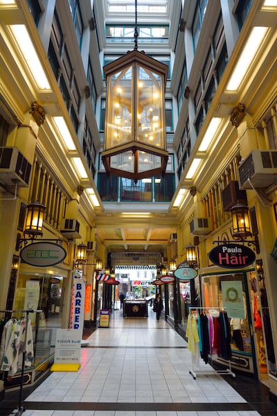 F01D39 AUCKLAND -  AUG 06 2015:Boutique shops in Strand Arcade on Queen Street Auckland New Zealand.Its one of the oldest arcades in Auckland City, The Strand Arcade dates back to 1910. Rafael Ben-Ari / Alamy Stock Photo