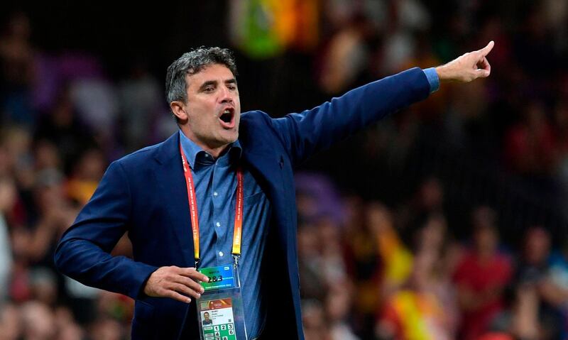 Al-Ain's coach Zoran Mamic gives his instructions during the second round match of the FIFA Club World Cup 2018 football tournament between Tunisia's Esperance Tunis and Kashima Antlers and Abu Dhabi's al Ain at the Hazza Bin Zayed Stadium in Abu Dhabi, the capital of the United Arab Emirates, on December 15, 2018.  / AFP / Giuseppe CACACE
