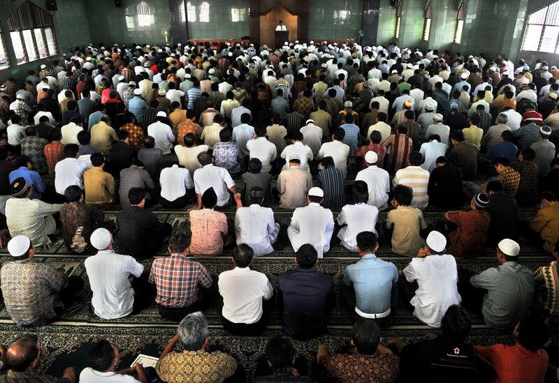 Indonesian Muslims listen to a sermon during a Friday prayer in Jakarta on June 4, 2010, part of the sermon condemning Israel's deadly raid on a Gaza-bound aid flotilla in which nine activists were killed and scores wounded.   International pressure mounted on Israel to conduct independent inquiry into the bloody raid when Israeli commandos clashed with international activists as they attempted to turn back the aid flotilla in line with Israel's blockade of the Hamas-ruled Gaza Strip.  AFP PHOTO / Bay ISMOYO / AFP PHOTO / BAY ISMOYO