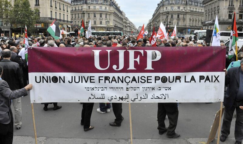 French Jewish union for peace (UJFP) members hold a placard during a demonstration on the square in front of the Opera on September 21, 2011 in Paris, to support Palestinian bid to seek full United Nations membership as a Palestinian state. French President Nicolas Sarkozy called today on the United Nations to admit Palestine as a non-member state, upgrading its status as simple observer but opposing a Palestinian bid for full membership.  AFP PHOTO / MEHDI FEDOUACH
 *** Local Caption ***  882070-01-08.jpg