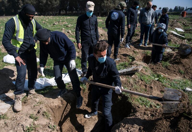 EDITORS NOTE: Graphic content / The Rapid Response Division of the Raqa civil defence excavate the site of a mass grave near the northern Syrian city of Raqa on February 19, 2019. - Two feet deep, underneath a plot of farmland outside Syria's Raqa, lies the oldest, largest, deadliest legacy of the Islamic State group: the massive grave of an estimated 3,500 people. First responders learned of the burial site in the al-Fukheikha agricultural suburb last month, more than a year after US-backed forces captured Raqa from IS and as they closed in on the group's final redoubt of Baghouz further south. (Photo by Fadel SENNA / AFP)