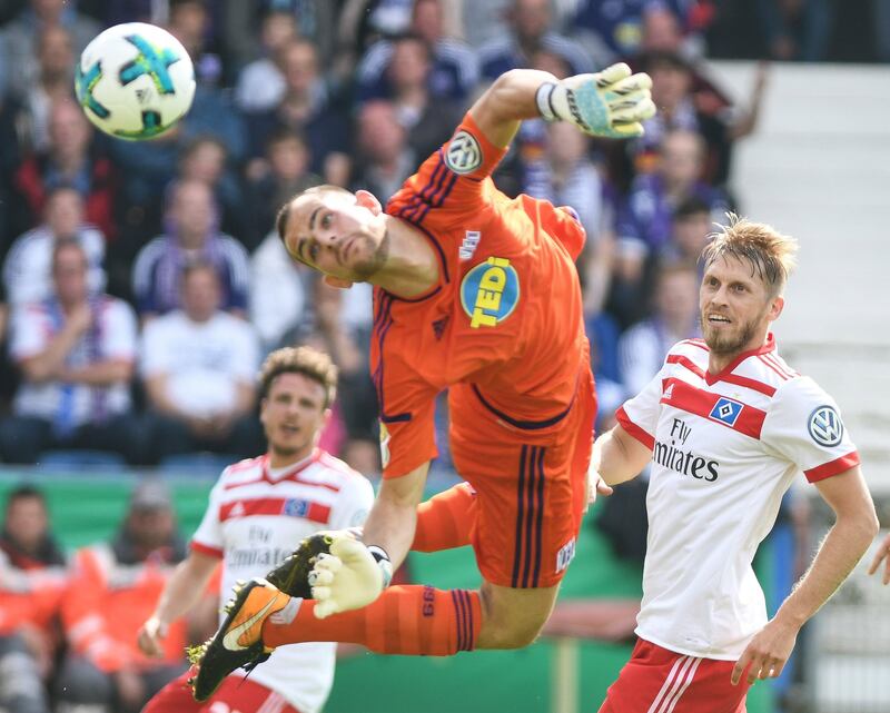 epa06142166 Hamburg's Aaron Hunt (R) in action against Osnabrueck's goalkeeper Marius Gersbeck (C) during the German DFB Cup 1st round match between VfL Osnabrueck and Hamburger SV in Osnabrueck, Germany, 13 August 2017.  EPA/DAVID HECKER (ATTENTION: The DFB prohibits the utilisation and publication of sequential pictures on the internet and other online media during the match (including half-time). ATTENTION: BLOCKING PERIOD! The DFB permits the further utilisation and publication of the p