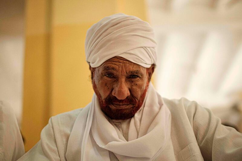 (FILES) In this file photo taken on June 14, 2019 Sudanese top opposition leader and former premier Sadiq al-Mahdi attends Friday prayers at a mosque linked to his National Umma Party in Khartoum's twin city of Omdurman. Sudan's former prime minister and top opposition figure Sadiq al-Mahdi died from a coronavirus infection on November 26, 2020, his party said. The 84-year-old was the country's last democratically elected prime minister before he was toppled in 1989 by now-ousted president Omar al-Bashir in an Islamist-backed military coup.
 / AFP / Yasuyoshi CHIBA
