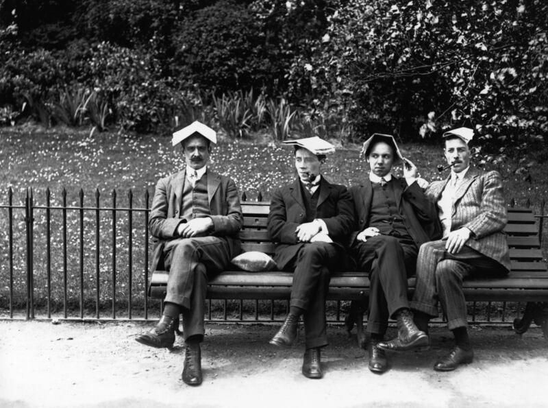 Men cover their heads with newspapers to protect them from the summer sun in 1913. All photos: Getty Images