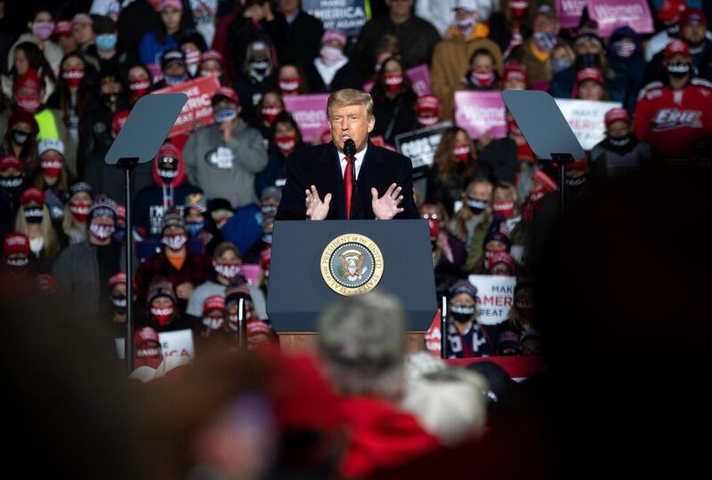 TOPSHOT - US President Donald Trump addresses supoorters during a Make America Great Again rally as he campaigns at Erie International Airport in Erie, Pennsylvania, October 20, 2020.  / AFP / SAUL LOEB
