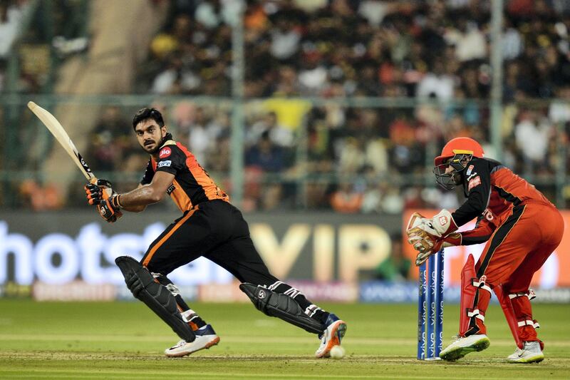 Sunrisers Hyderabad batsman Vijay Shankar (L) plays a shot while wicketkeeper Parthiv Patel looks on during the 2019 Indian Premier League (IPL) Twenty20 cricket match between Royal Challengers Bangalore and Sunrisers Hyderabad at the M. Chinnaswamy Stadium in Bangalore on May 4, 2019. (Photo by Manjunath KIRAN / AFP) / ----IMAGE RESTRICTED TO EDITORIAL USE - STRICTLY NO COMMERCIAL USE----- / GETTYOUT