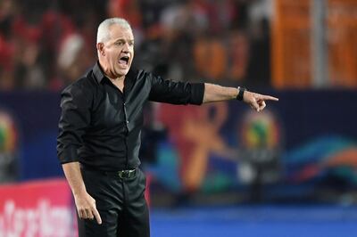 Egypt's coach Javier Aguirre speaks to his players during the 2019 Africa Cup of Nations (CAN) Round of 16 football match between Egypt and South Africa at the Cairo International Stadium in the Egyptian Capital on July 6, 2019.  / AFP / OZAN KOSE
