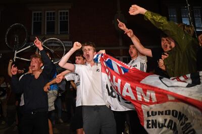 Fulham supporters gather outside their team's Craven Cottage football stadium to celebrate the club's promotion to the English Premier League, in west London on August 4, 2020, following their Championship play-off victory over Brentford.  / AFP / JUSTIN TALLIS
