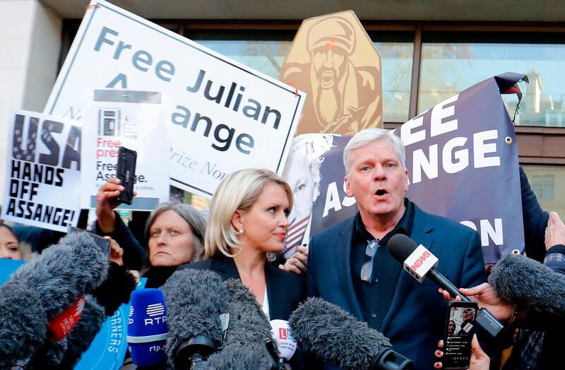 WikiLeaks' Editor-in-chief Kristinn Hrafnsson (R) and barrister Jennifer Robinson (C) address the media outside Westminster Magistrates Court in London on April 11, 2019, following WikiLeaks founder Julian Assange's court hearing. WikiLeaks founder Assange appeared in a London courtroom on Thursday, hours after being arrested in Ecuador's embassy on an extradition request from the United States and for breaching bail in Britain. A London court on Thursday found WikiLeaks founder Julian Assange guilty of breaching his bail conditions in 2012 and remanded him into custody pending sentencing. He will face another court hearing on May 2 on a US request for his extradition for alleged computer hacking. / AFP / Tolga AKMEN
