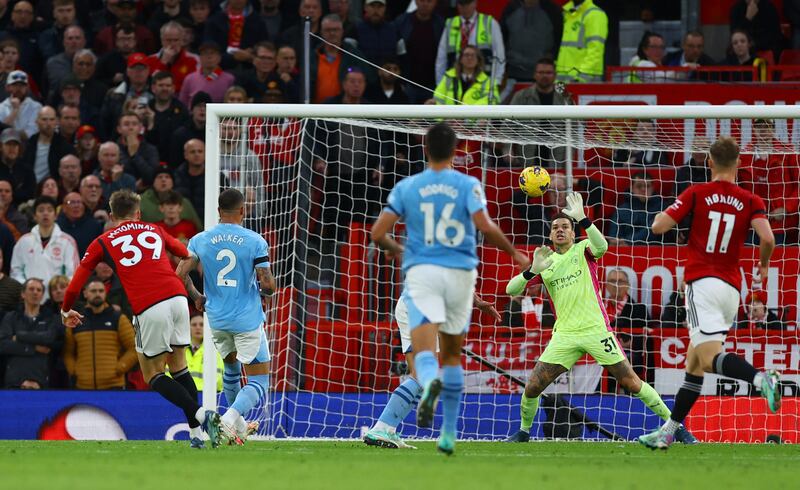 Rolled United's first shot on target at the start of the first half and then struck the second well at the end of the first half. Reuters