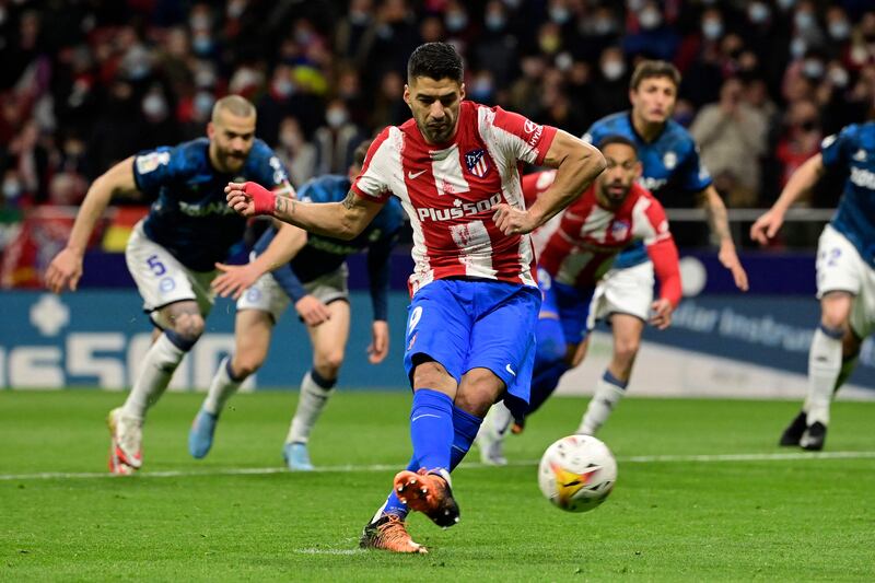 Luis Suarez scores a penalty for Atletico Madrid against Alaves. AFP