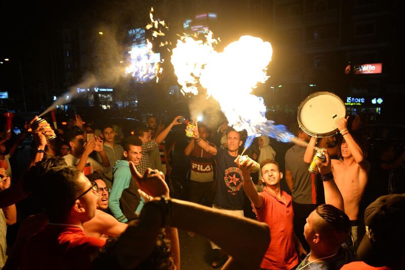 Egyptians celebrate after their team won the 2019 Africa Cup of Nations (CAN) football match between Egypt and Zimbabwe in Cairo on June 21, 2019.  / AFP / MOHAMED EL-SHAHED                   
