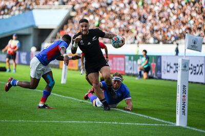 TOPSHOT - New Zealand's scrum-half TJ Perenara (C) runs to score a try during the Japan 2019 Rugby World Cup Pool B match between New Zealand and Namibia at the Tokyo Stadium in Tokyo on October 6, 2019.  / AFP / CHARLY TRIBALLEAU
