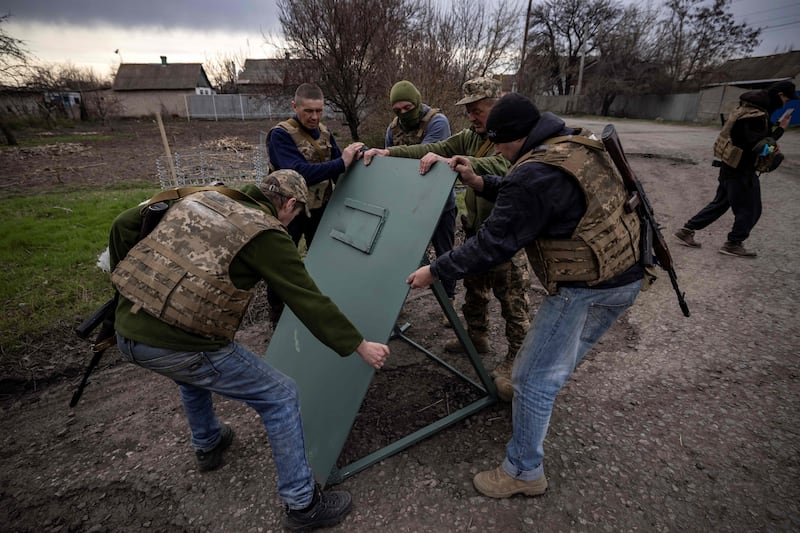 Ukrainian guards strengthen their position in the eastern town of Barvinkove. AFP