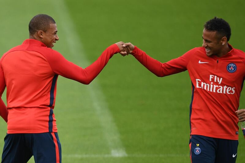 Paris Saint-Germain's French forward Kylian Mbappe (L) and Paris Saint-Germain's Brazilian forward Neymar shake hands as they take part in a training session at the Ooredoo - Camp des Loges in Saint-Germain-en-Laye, near Paris, on September 6, 2017. (Photo by FRANCK FIFE / AFP) / ALTERNATIVE CROP