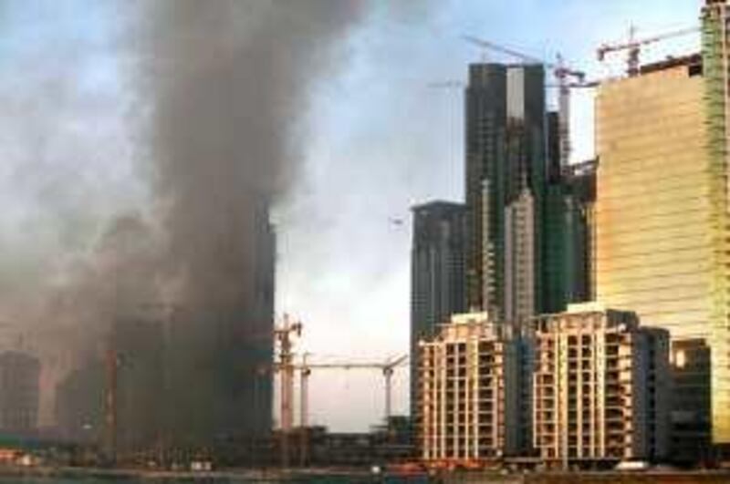 Abu Dhabi - October 18, 2009: A construction site fire on Reem Island. ( Philip Cheung / The National )



 *** Local Caption ***  PC0366-Fire.jpg