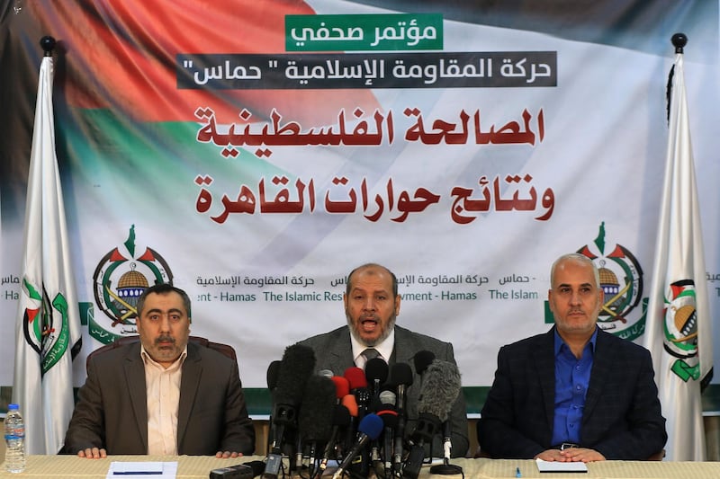 Islamist Palestinian movement Hamas' senior political leader, Khalil al-Hayya (C) accompanied by Hamas spokesman Fawzi Barhoum (R) attend a press conference in Gaza City on November 27, 2017. / AFP PHOTO / MOHAMMED ABED