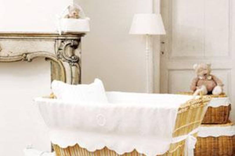 A classic crib, well designed and dressed is a good option.
