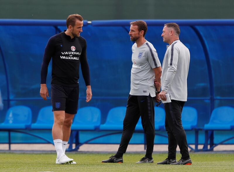 England manager Gareth Southgate and assistant manager Steve Holland with Harry Kane during training. REUTERS / Lee Smith