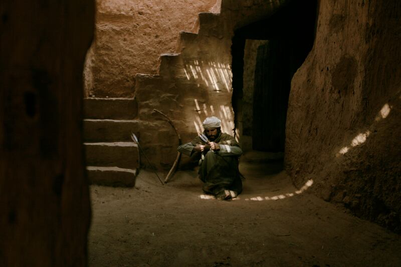 A re-enactment in the documentary shows how Dadanites made arrows from rocks