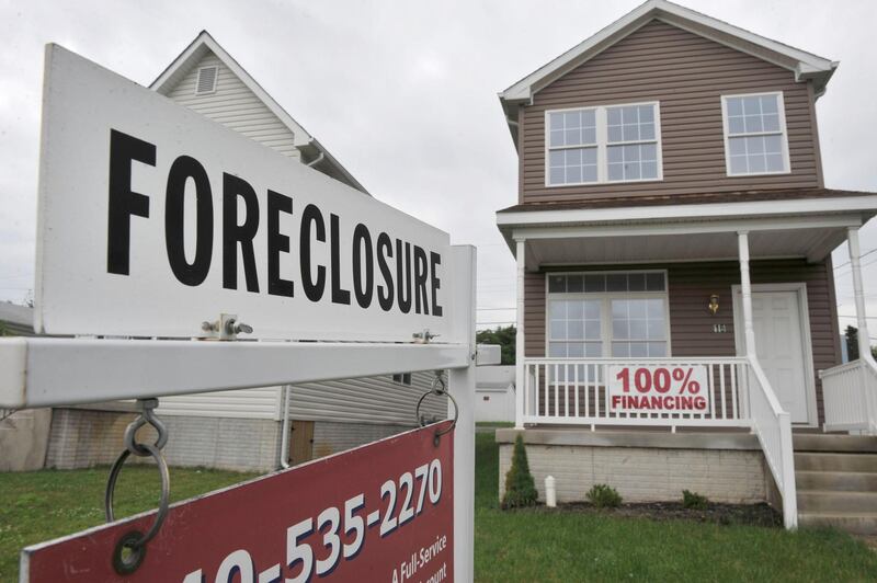 A foreclosure sign stands outside a home in Winchester, Virginia, U.S., on May 28, 2009.  Mortgage delinquencies and foreclosures rose to records in the first quarter and home-loan rates jumped to the highest since March as the government’s effort to revive the housing market lost momentum. Photographer: Jay Mallin/Bloomberg News