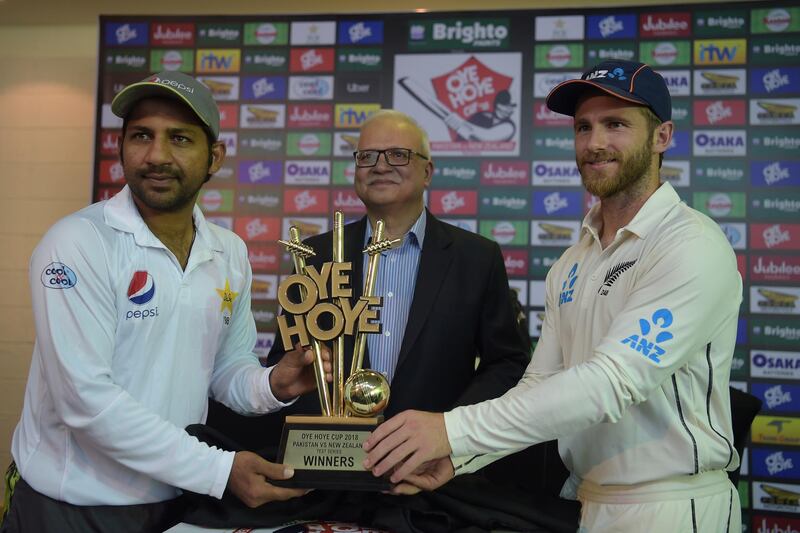 Pakistani cricket skipper Sarfraz Ahmed (L) and his New Zealand counterpart Kane Williamson (R) pose for photographs after unveiling the trophy for the upcoming Test series between Pakistan and New Zealand at the Zayed International Cricket Stadium in Abu Dhabi on November 15, 2018. - Pakistan skipper Sarfraz Ahmed was confident leg-spinner Yasir Shah and medium pacer Mohammad Abbas will act as double edged sword to tame New Zealand in the first Test starting in Abu Dhabi on November 16. (Photo by AAMIR QURESHI / AFP)