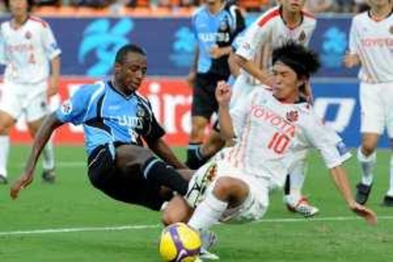 Kawasaki Frontale forward Juninho (L) and Nagoya Grampus midfielder Yoshizumi Ogawa (R) fight for the ball during the first half of their quarter-final match at the AFC Champions League tournament in Tokyo on September 23, 2009. Frontale defeated Grampus 2-1.   AFP PHOTO / Yoshikazu TSUNO *** Local Caption ***  865408-01-08.jpg *** Local Caption ***  865408-01-08.jpg
