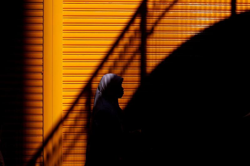(FILES) This file photo taken on August 7, 2011 shows an Indonesian woman walking along a street in the Causeway Bay district of Hong Kong on a Sunday when most of the city's domestic helpers get the day off.
Indonesian maids working in Hong Kong are being radicalised by extremists from the Islamic State group, a security think-tank said in a report on July 26, 2017. Around 150,000 of the city's army of domestic helpers are from Indonesia, the world's most populous Muslim-majority country.
 / AFP PHOTO / DALE de la REY