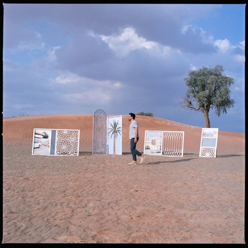 Filippo Minelli placed objects depicting window areas and doorways with mashrabiya elements in the desert