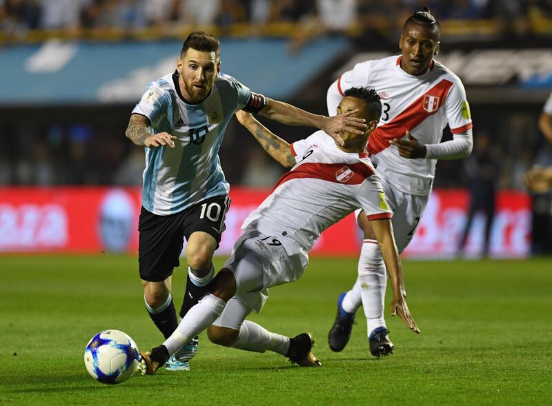 Argentina's Lionel Messi (L) and Peru's Victor Yotun vie for the ball during their 2018 World Cup qualifier football match in Buenos Aires on October 5, 2017. / AFP PHOTO / EITAN ABRAMOVICH