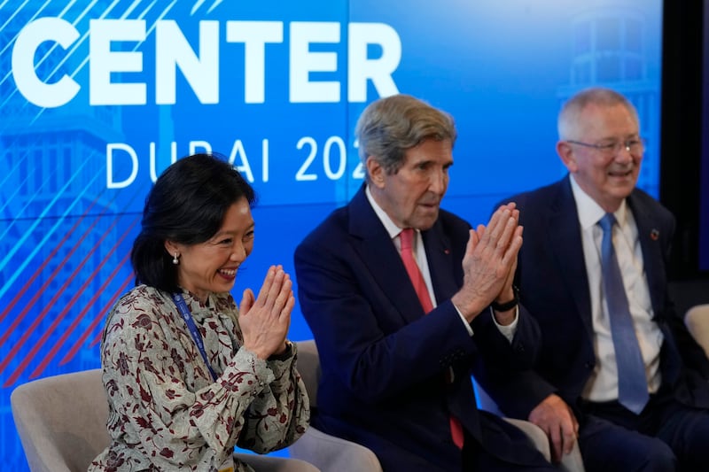 Elizabeth Yee and John Kerry, US  Special Presidential Envoy for Climate, at a session at the US Centre. AP