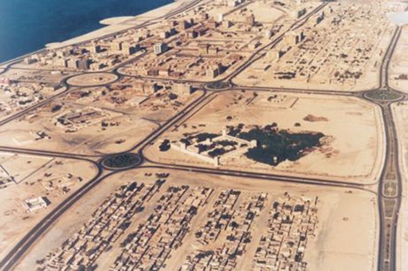 Ariel view of Abu Dhabi and Al Hosn Palace. Archive Abu Dhabi Photos Black and White Courtesy Al Ittihad  COLOUR *** Local Caption ***  A (72).JPG COLOUR