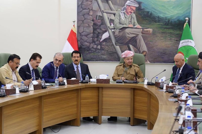 A picture taken on October 2, 2017 shows urdish regional president Massoud Barzani (C) meeting with Kirkuk provincial Governor Najim al-Din Karim (3-L) and Kurdish political parties representatives in Kirkuk. / AFP PHOTO / Marwan IBRAHIM