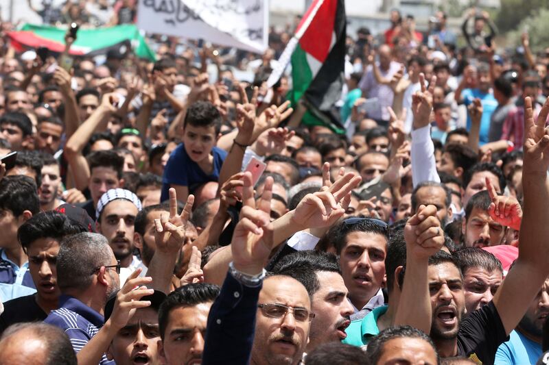 Mourners attend the funeral of 17-year-old Jordanian Mohammed Jawawdeh in Amman on July 25, 2017. The teenager was shot dead by an Israeli embassy security guard who he had allegedly stabbed. Khalil Mazraawi / AFP