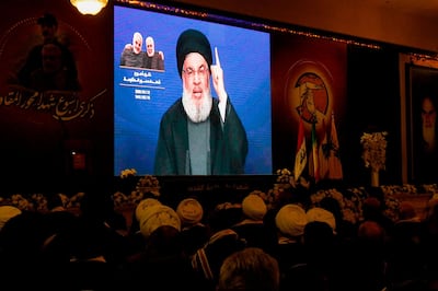 Supporters of the the Shiite Hezbollah movement watch as the movement's leader Hasan Nasrallah delivers a speech on a screen in the southern Lebanese city of Nabatieh on January 12, 2020.  / AFP / Mahmoud ZAYYAT
