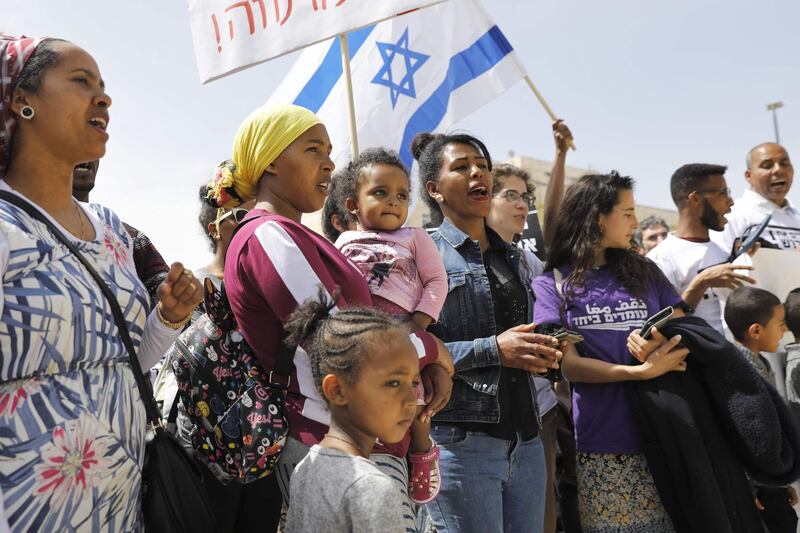 African migrants and Israelis demonstrate outside the Prime Minister's office in Jerusalem on April 3, 2018 against the Israeli government's policy towards African refugees and asylum seekers.
Israeli Prime Minister Benjamin Netanyahu said he was cancelling an agreement with the UN refugee agency on resettling thousands of African migrants after facing mounting pressure from his right-wing base. / AFP PHOTO / MENAHEM KAHANA