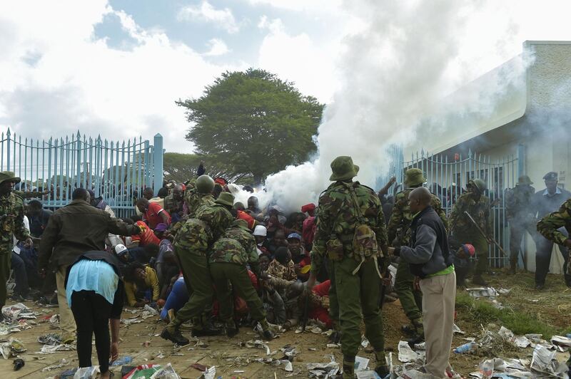 Kenyan police intervene outside the Kasarani stadium during a stampede as supporters of Kenya's president try to get into the venue to attend his inauguration ceremony on November 28, 2017. Simon Maina / AFP