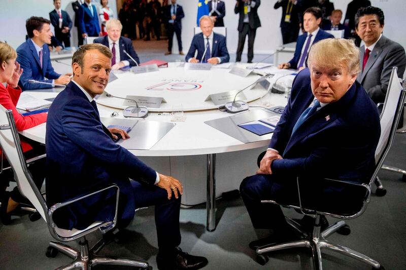 TOPSHOT - France's President Emmanuel Macron (L) and US President Donald Trump attend  a working session on "International Economy and Trade, and International Security Agenda" in Biarritz, south-west France on August 25, 2019, on the second day of the annual G7 Summit attended by the leaders of the world's seven richest democracies, Britain, Canada, France, Germany, Italy, Japan and the United States.  / AFP / POOL / Andrew Harnik
