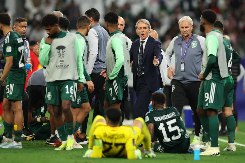 Roberto Mancini talks to his players before extra time during the AFC Asian Cup Round of 16 match between Saudi Arabia and South Korea. Getty Images